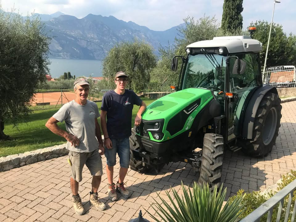 Consegna di un Deutz 5080 DF ecoline GS cabinato all&rsquo;impresa edile Milani Giuseppe a Malcesine .