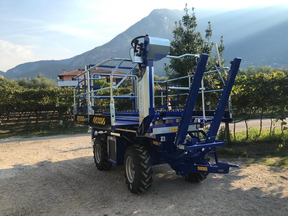 Consegna,ad Arco di un nuovo carro raccolta BILLO Superminitirol 250 2 RM completo di muletti ant e post , compressore .