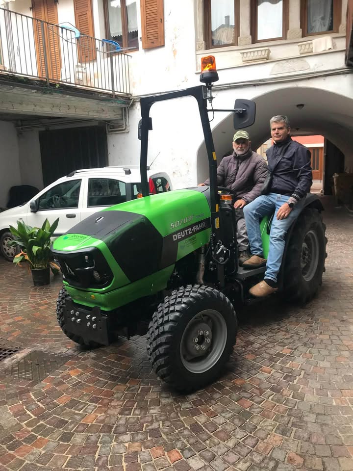 Trattore Deutz 5070 DF Keiline, consegnato all’azienda agricola di Tovazzi Fabio e Graziano a Volano . Ancora una volta , la versatilità, la sostanza è l’economicità , di questo mezzo , sono state apprezzate . Grazie