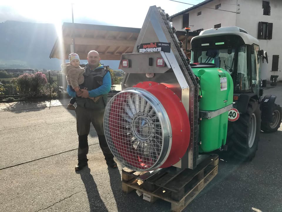 Consegna di un atomizzatore portato WAIBL 500 Q torretta a Stringari Giovanni di Portolo che ringraziamo.