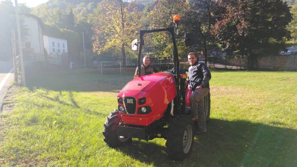 Apriamo la settimana con la consegna , all&rsquo;azienda Potrich Stefano di Mori , di questo SAME Natural F 70 DT , personalizzato con l&rsquo;aggiunta di un joistik per ulteriori 4 vie idrauliche , oltre a quelle originali . Ancora una volta , le specifiche di questo trattore, unite all&rsquo;ottimo rapporto qualit&agrave; prezzo , sono state apprezzate . Grazie