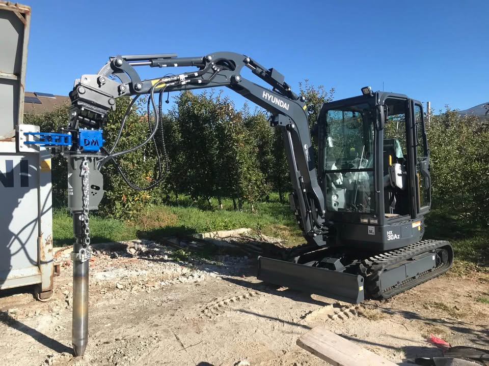 Chiudiamo la settimana, con la consegna, all’azienda Pio Bio di Tassullo di questo escavatore Hyundai HX 30 AZ con arrezzatura piantalali DM . Grazie
