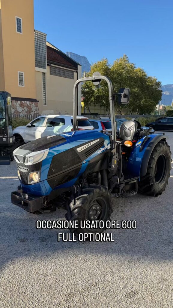 Modello: Landini Rex 4-080 F DT (Anno 2023) Ore di lavoro: 600 ore originali Motore: 4 cilindri Deutz da 2.900 cc (Stage V, senza AdBlue) Trasmissione: Cambio con 3 mezze marce sotto carico (Hi-Medium-Low) e 4 marce meccaniche (48+16) Frizione: Pulsante frizione integrato sulla leva del cambio (De-clutch) Inversore: Idraulico al volante Presse olio: 6 prese idrauliche posteriori Impianto idraulico: Doppia pompa Gancio di traino: Omologato 60 q.li fino a 120 q.li Frenatura: Valvola frenatura idraulica rimorchio Presa di Forza (PTO): 540 / 750 / Sincro Sollevatore: Elettronico posteriore Assale anteriore: Sospeso indipendente Velocità massima: 40 km/h ECO 🇬🇧 Model: Landini Rex 4-080 F 4WD (Year 2023) Hours: 600 original hours Engine: 4-cylinder Deutz 2,900 cc (Stage V, without AdBlue) Transmission: 3-stage powershift (Hi-Medium-Low) with 4 mechanical gears (48+16) Clutch: Clutch button on the gear lever (De-clutch) Shuttle: Hydraulic power shuttle Rear remote valves: 6 rear hydraulic outlets Hydraulic system: Dual pump Tow hitch: Approved for 6 q (up to 120 q total gross weight) Trailer braking: Hydraulic trailer brake valve PTO: 540 / 750 / Ground speed (Sincro) Rear linkage: Electronic hitch Front axle: Independent suspended front axle Max speed: 40 km/h ECO Info: 📞 WhatsApp *+39 345/1400960 #landini #trattori #usato #tractor #usedtractors